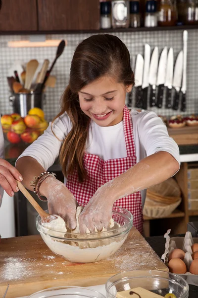 Young girl in the kitchen — Stock Photo, Image