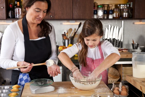 Mutter und Tochter zusammen in der Küche — Stockfoto