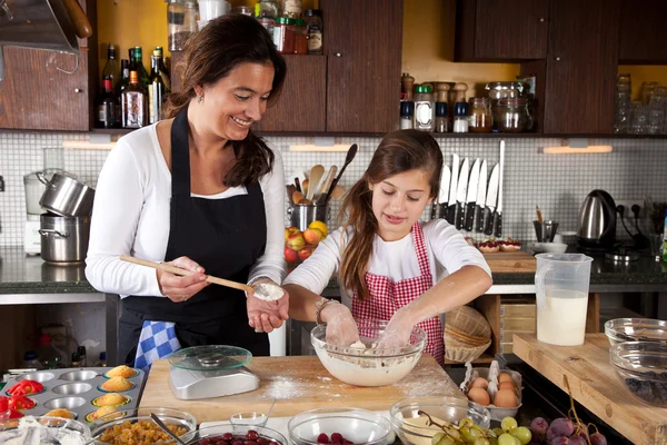Madre e hija juntas en la cocina — Foto de Stock