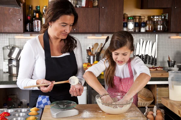 Moeder en dochter samen in keuken — Stockfoto