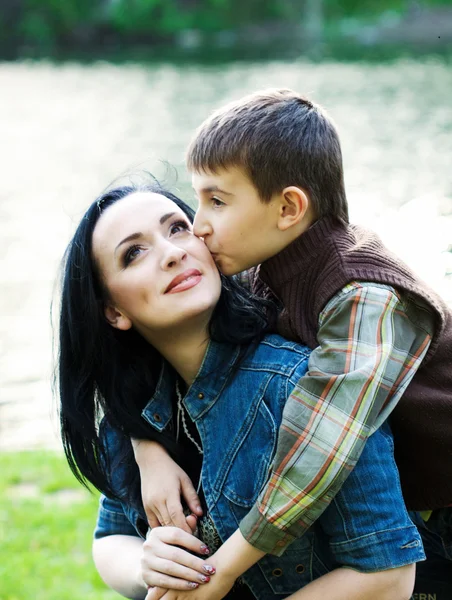 Oğlu annesini öpüyor — Stockfoto