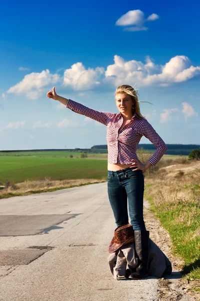 Travel woman hitchhiking — Stock Photo, Image