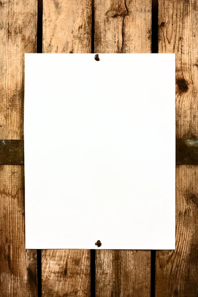 木墙上的空白纸张 — 图库照片