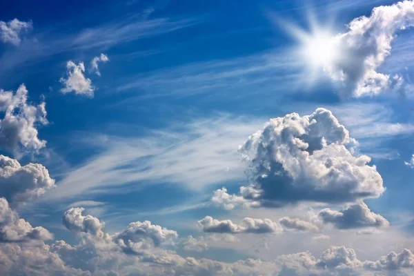 Himmel, sol och moln Stockbild