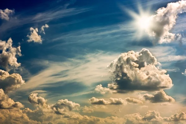 Obloha, slunce a mraky — Stock fotografie