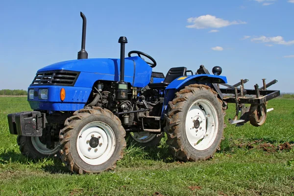 Трактор на весеннем поле — стоковое фото
