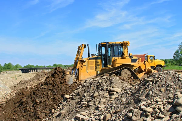 La excavadora en un sitio de construcción — Foto de Stock