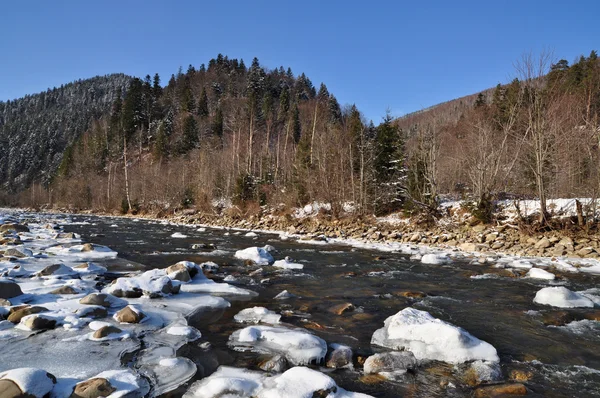 Petite rivière en hiver — Photo