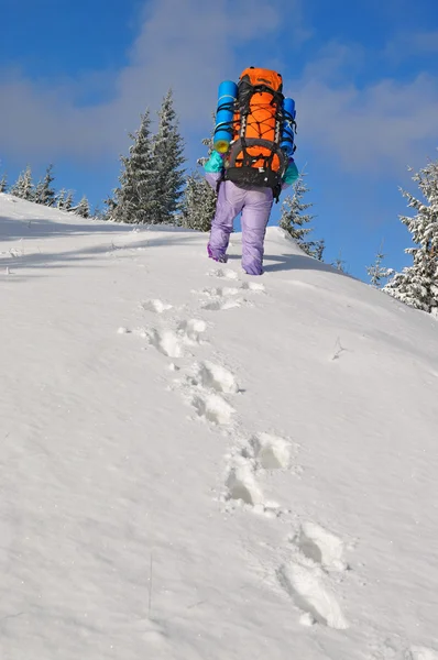 Turysta na zboczu śnieg z nieba — Zdjęcie stockowe