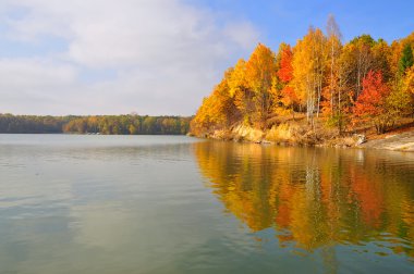 göl kıyısında sonbahar