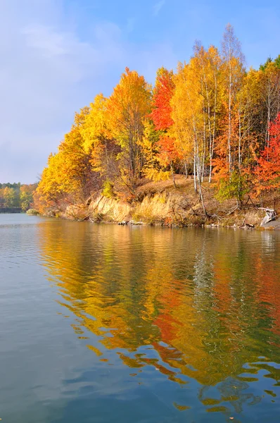 Outono na margem do lago — Fotografia de Stock
