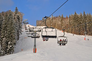 Ski lift üzerinde bir montaj Kayak tesisi