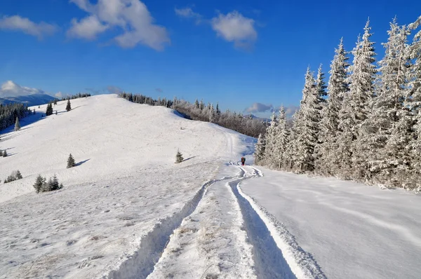 Jalan di sisi bukit musim dingin — Stok Foto