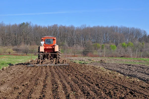 Processamento de um campo de primavera — Fotografia de Stock