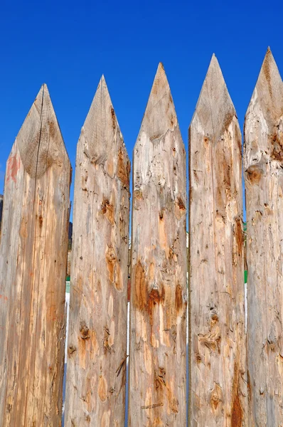 Fragment van een houten hek. — Stockfoto
