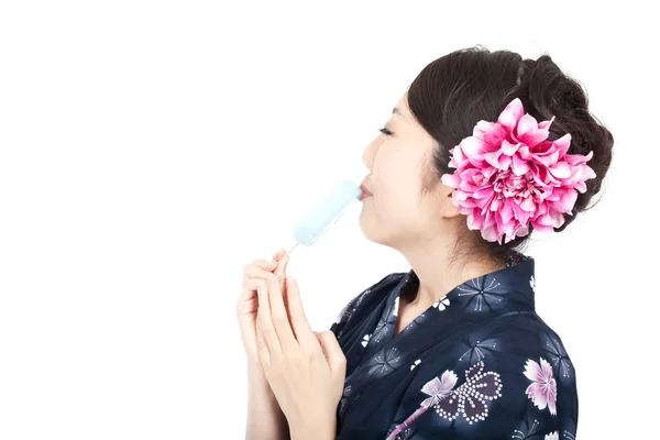 Belle femme kimono — Photo