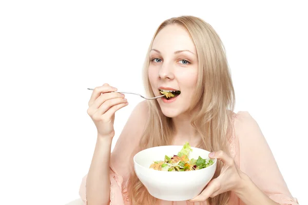 Hermosa mujer sana con ensalada — Foto de Stock