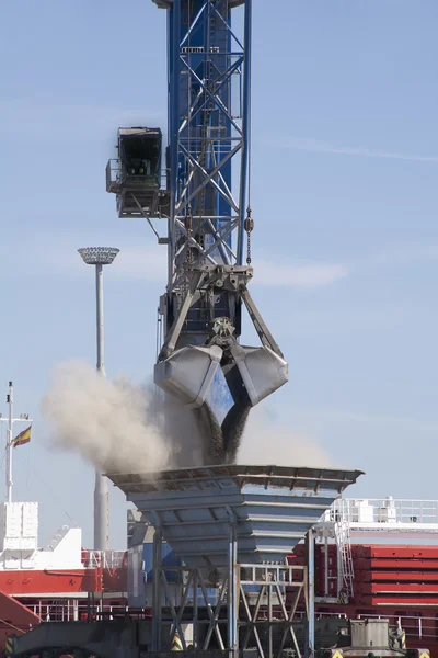 Crane unloading coal — Stock Photo, Image
