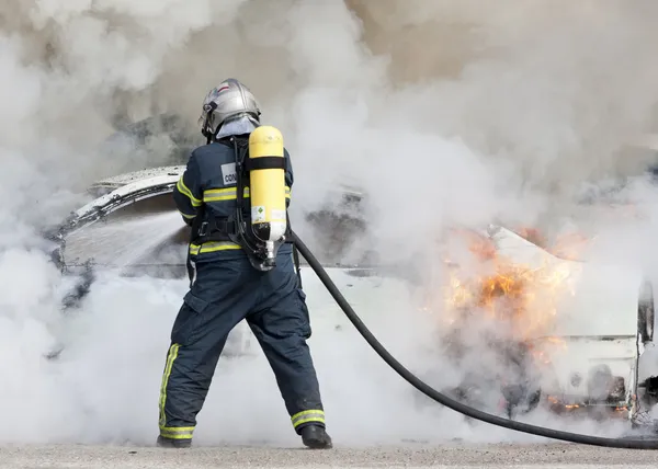 Brandweerman in brand — Stockfoto