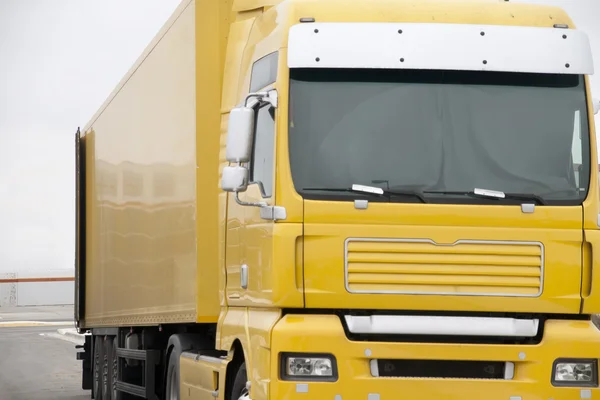 Vrachtwagen geel — Stockfoto