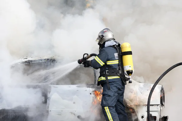 Tűzoltók dolgoznak — Stock Fotó