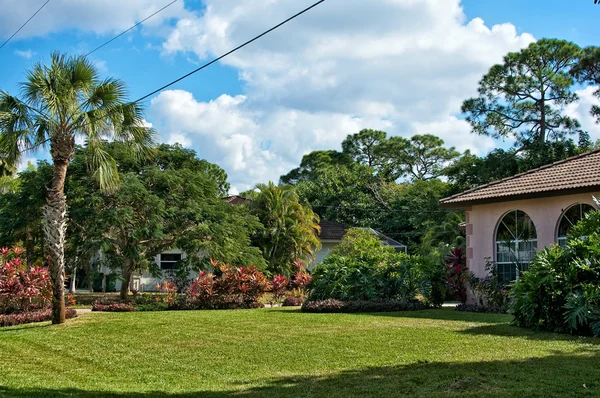 Typical southern florida neighborhood — Stock Photo, Image