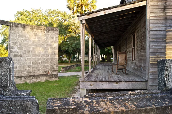 Eski ahşap ev ve kırık duvar — Stok fotoğraf