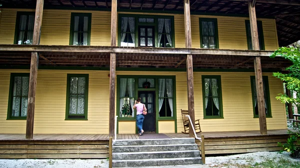Kadın yaşlı kapısını darbelere eve tarihi — Stok fotoğraf