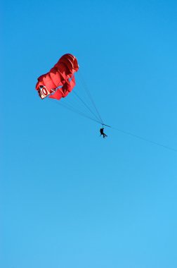 masmavi bir gökyüzü karşı parasailing