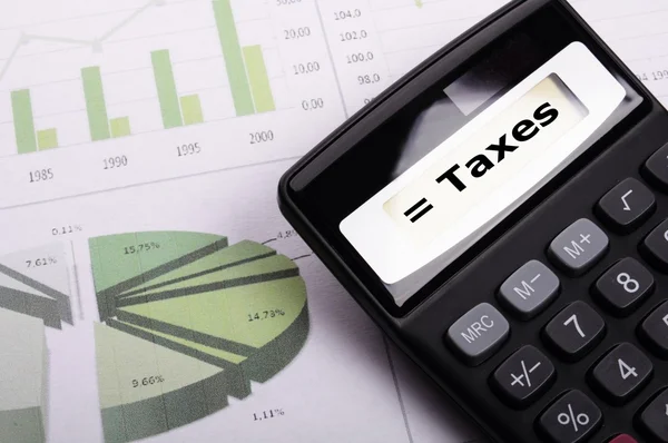 Concepto de impuestos o impuestos con calculadora de negocios —  Fotos de Stock