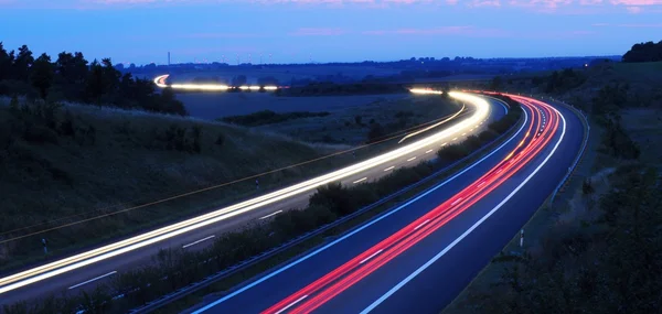 Nachtverkehr auf der Autobahn — Stockfoto