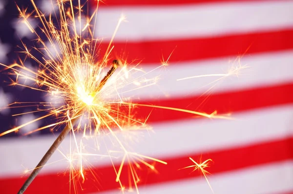 線香花火とアメリカ合衆国の国旗 — ストック写真