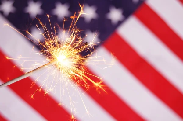 線香花火とアメリカ合衆国の国旗 — ストック写真