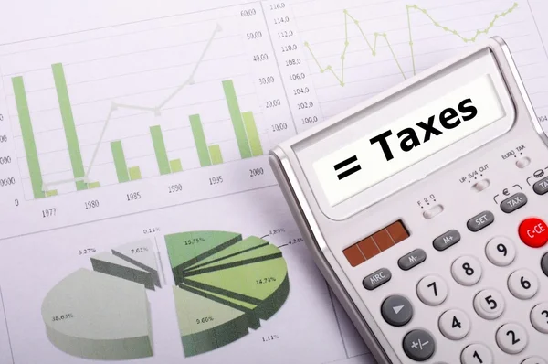 Concetto fiscale o fiscale con calcolatore aziendale Fotografia Stock