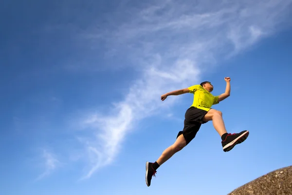 Mladí běžec s pozadím mrak — Stock fotografie