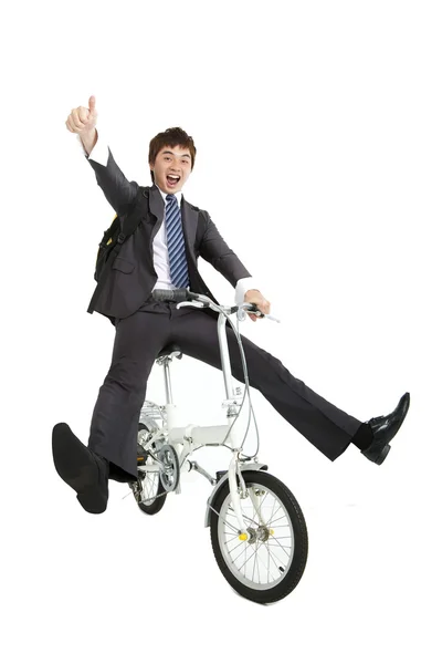 Счастливый азиатский бизнесмен на велосипеде — стоковое фото