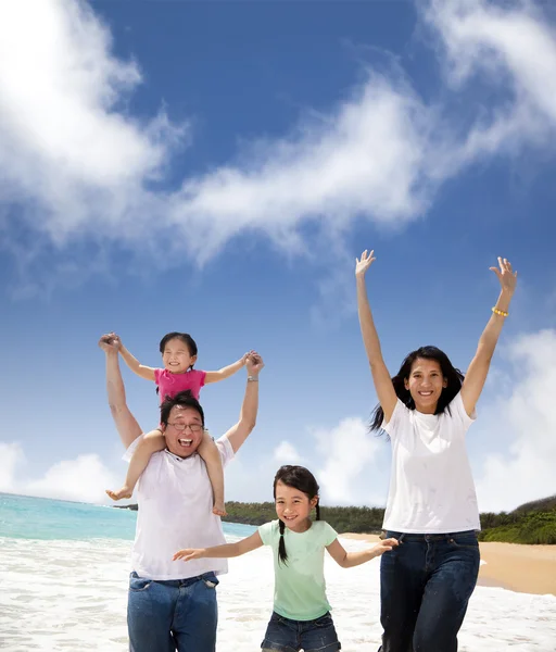 Família feliz na praia — Fotografia de Stock