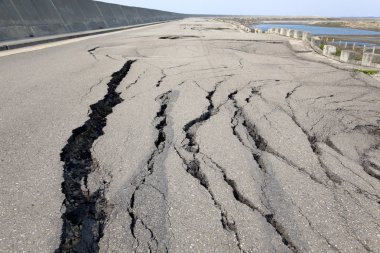 çöküşü ve kırık yol