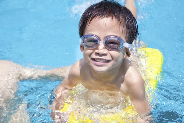 Счастливый мальчик в бассейне — стоковое фото