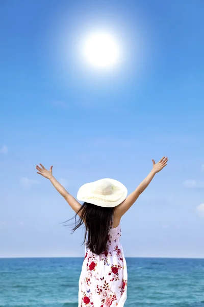 Jonge vrouw op het strand genieten van zonlicht — Stockfoto