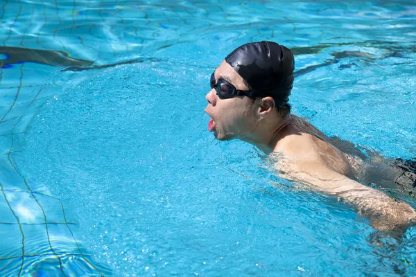 Человек плавает с контролируемым дыханием — стоковое фото