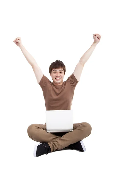 Jovem feliz usando laptop — Fotografia de Stock