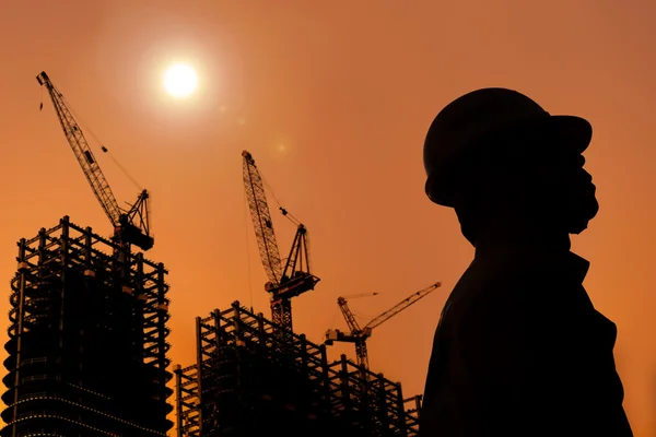 Silueta stavební dělníci s západ slunce — Stock fotografie