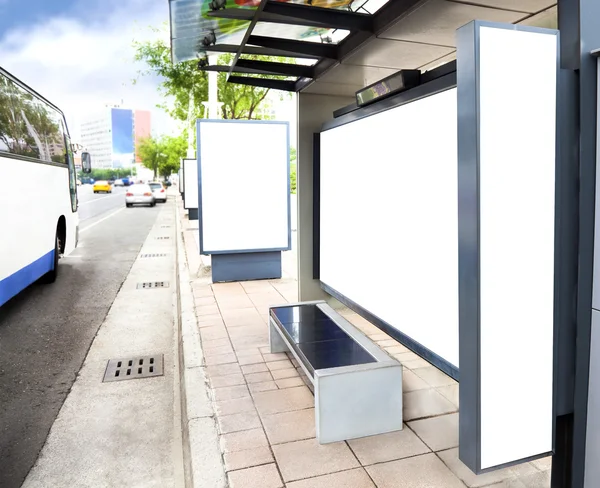 Tomma vita reklam skylt vid busstationen i staden — Stockfoto