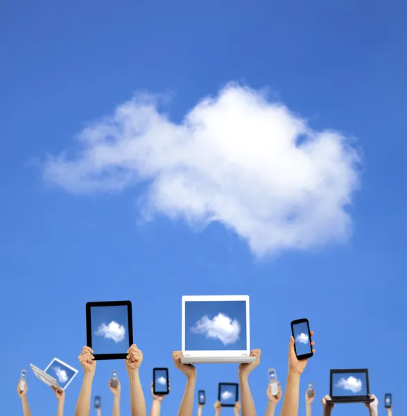 Chmury obliczeniowej concept.hands posiadania komputera laptopa inteligentny telefon tabletka i touch pad — Zdjęcie stockowe
