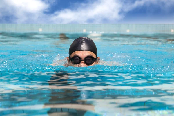 Hombre en la piscina con golpe de pecho —  Fotos de Stock