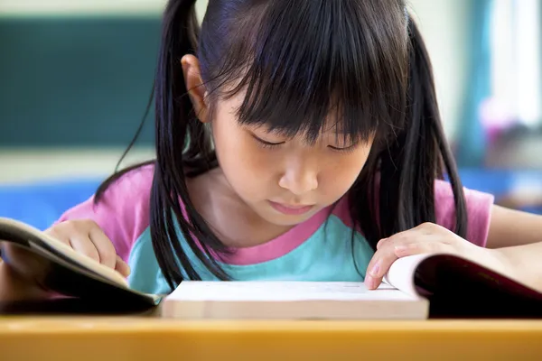 Okulda sınıfta okuyan kızı — Stok fotoğraf