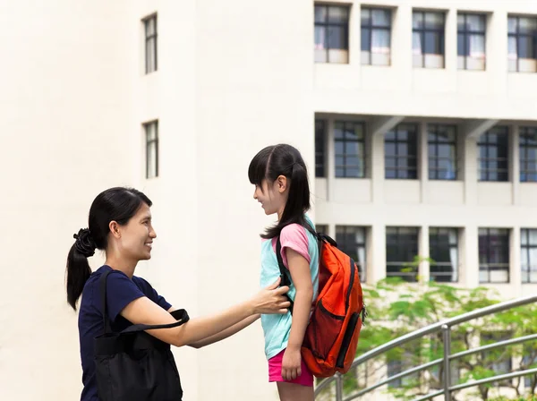 Matka i dziewczyna komunikacja w szkole — Zdjęcie stockowe