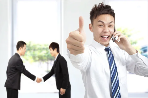 Sukcesy biznesmen w telefonie z kciuki — Zdjęcie stockowe