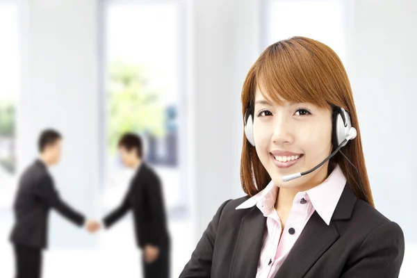 Businesswoman atendimento ao cliente no telefone — Fotografia de Stock